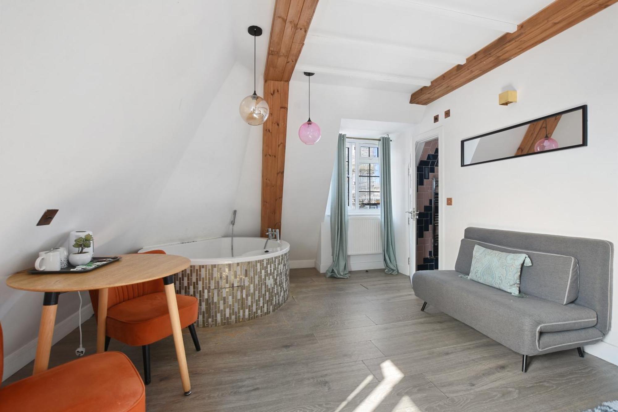 Отель Angel Townhouse 3*